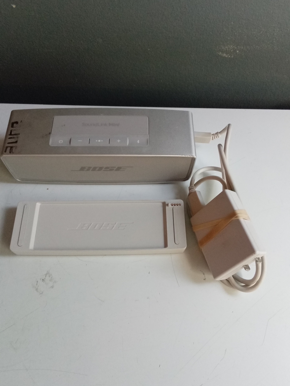Bose SoundLink Mini Bluetooth Speaker Silver with Charging Cradle and Adapter